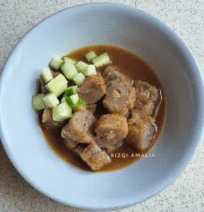 Pempek ikan tuna dengan kuah cuko khas palembang